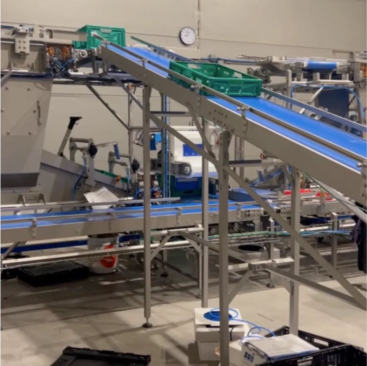 Washing line handling for reusable crates and bins automation by Facteon